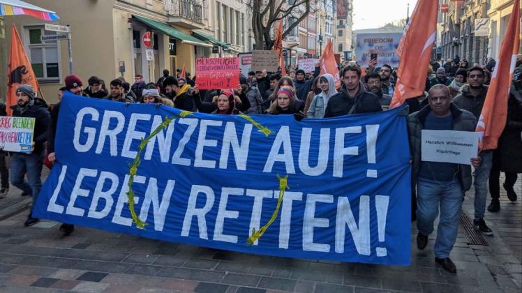 Die Demonstrierenden zogen am Sonnabend durch die Rostocker Innenstadt und forderten die Aufnahme von Asylsuchenden.