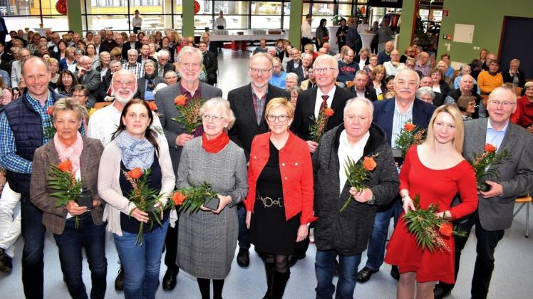 Feierliche Ehrung in der Mensa am Steinacker: (vorne von links) Marlies Elbin (Essensausgabe Oberschule Bookholzberg), Melanie Meyer (Ortsfeuerwehr Ganderkesee), Sigrid Hubmann (Sing-, Gymnastik-, Tanzkreis DRK), Bürgermeisterin Alice Gerken, Thomas Franzki (Diabetes-Selbsthilfegruppe) und Karen de Groot (LGG); (hinten von links) Cord Brinkmann (Orts- und Heimatverein Bürstel-Immer), Marten von Seggern (Nabu), Hermann Brandt (TSV Hengsterholz-Havekost), Hans-Joachim Wallenhorst (Bürgerverein Hohenböken), Herwig Kunst (Speelkoppel Hoyerswege), Uwe Meyer (GGV) und Jügen Stöver (Imkerverein Delmenhorst und Umgebung). Foto: Martina Brünjes Feierliche Ehrung in der Mensa am Steinacker: (vorne von links) Marlies Elbin (Essensausgabe Oberschule Bookholzberg), Melanie Meyer (Ortsfeuerwehr Ganderkesee), Sigrid Hubmann (Sing-, Gymnastik-, Tanzkreis DRK), Bürgermeisterin Alice Gerken, Thomas Franzki (Diabetes-Selbsthilfegruppe) und Karen de Groot (LGG); (hinten von links) Cord Brinkmann (Orts- und Heimatverein Bürstel-Immer), Marten von Seggern (Nabu), Hermann Brandt (TSV Hengsterholz-Havekost), Hans-Joachim Wallenhorst (Bürgerverein Hohenböken), Herwig Kunst (Speelkoppel Hoyerswege), Uwe Meyer (GGV) und Jügen Stöver (Imkerverein Delmenhorst und Umgebung). Foto: Martina Brünjes