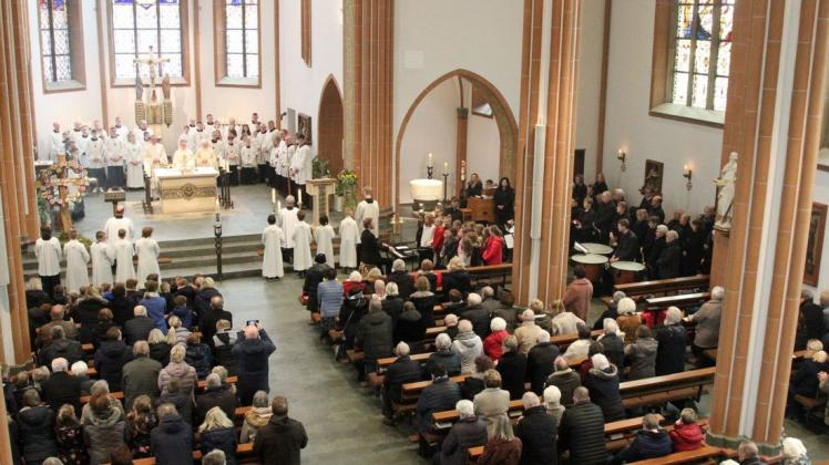 Etwa 600 Menschen kamen am Sonntag zur feierlichen Wiedereröffnung der St.-Jakobus-Kirche nach Sögel. Foto: Gisela Arling