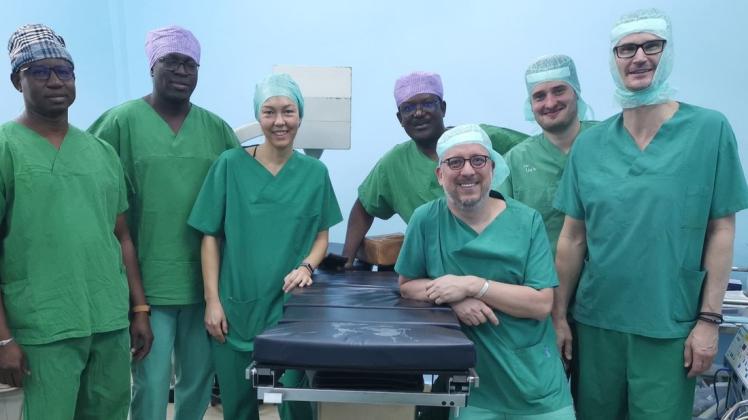 Unter Kollegen: Die Helfer aus Deutschland arbeiten schon seit vielen Jahren eng und vertrauensvoll mit den Mitarbeitern der Klinik in Ouagaougou zusammen. Foto: Daniel Koppitz