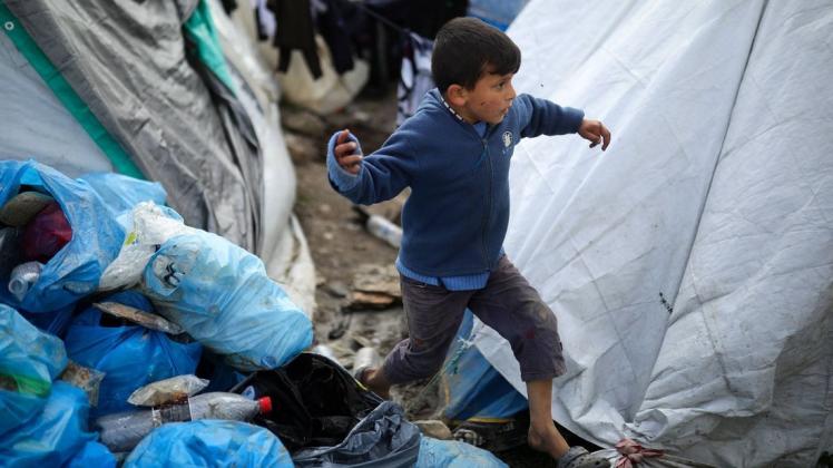 Flüchtlingskind im Lager Moria auf der griechischen insel Lesbos. Foto: Armin Durgut / imago images/PIXSELL