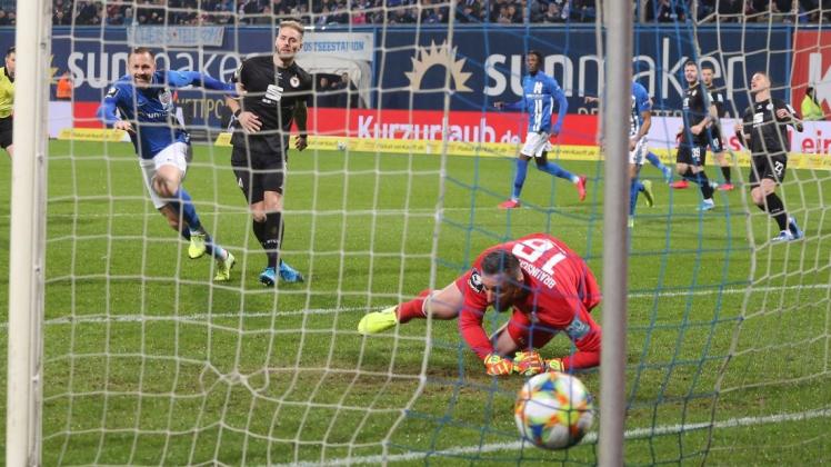 Drin ist er: das 1:0 für den FC Hansa durch John Verhoek Drin ist er: das 1:0 für den FC Hansa durch John Verhoek