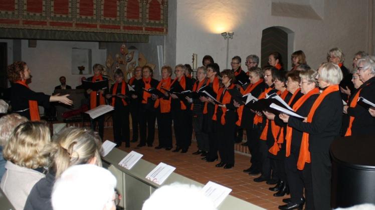 Mit einer Handvoll Sängerinnen fing es an: Der Landfrauenchor Ganderkesee singt in der Kirche St. Cyprian und Cornelius zu seinem 50. Jubiläum. Foto: Birgit Stamerjohanns Mit einer Handvoll Sängerinnen fing es an: Der Landfrauenchor Ganderkesee singt in der Kirche St. Cyprian und Cornelius zu seinem 50. Jubiläum. Foto: Birgit Stamerjohanns