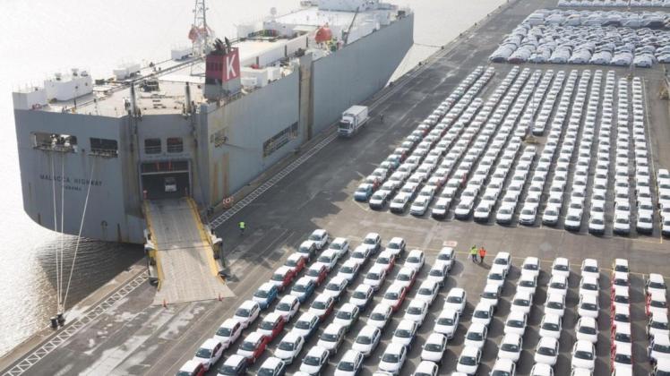 In Emden werden überwiegend Autos von VW auf große Transportschiffe gebracht. Einer dieser Autotransporter hat ist beim Auslaufen auf Grund gelaufen. 