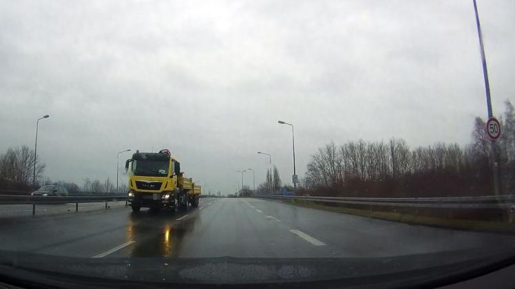 Geisterfahrer-Lkw auf Rostocker Warnowallee unterwegs - Autofahrer warnen Fahrer erfolglos mit Lichthupe. Lkw wollte offenbar Spur der Stadtautobahn wechseln