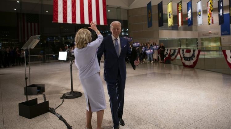 Corona-Leere: Joe Biden dankte an der Seite seiner Frau Jill bei der Wahlparty in Philadelphia seiner dezimiert erschienenen Anhängerschaft. Foto: AFP/Mark Makela/Getty Images