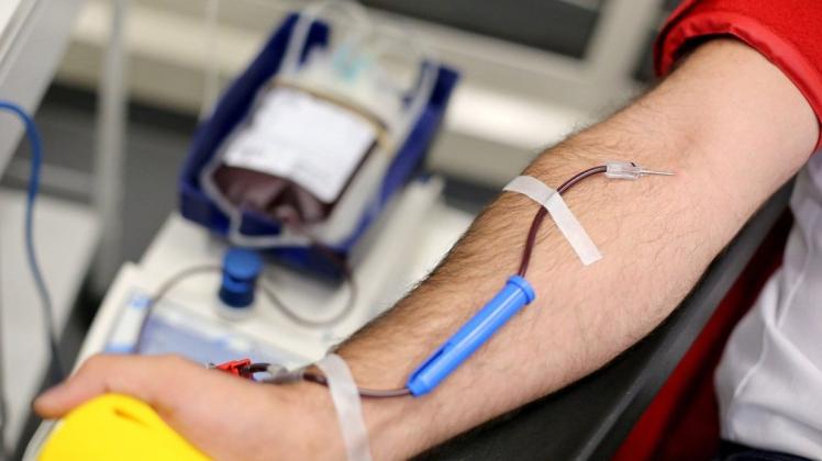 Der Blutspendedienst des Deutschen Roten Kreuzes verzeichnet angesichts von Grippe und Corona deutlich weniger Blutspenden. Foto: Jan Woitas/dpa-Zentralbild/dpa