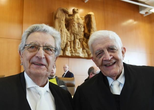 Ex-Bundesinnenminister Gerhart Baum (links, FDP) und sein Anwalt Burkhard Hirsch klagten 2016 teilweise erfolgreich vor dem Bundesverfassungsgericht gegen das BKA-Gesetz. Foto: dpa/Uli Deck