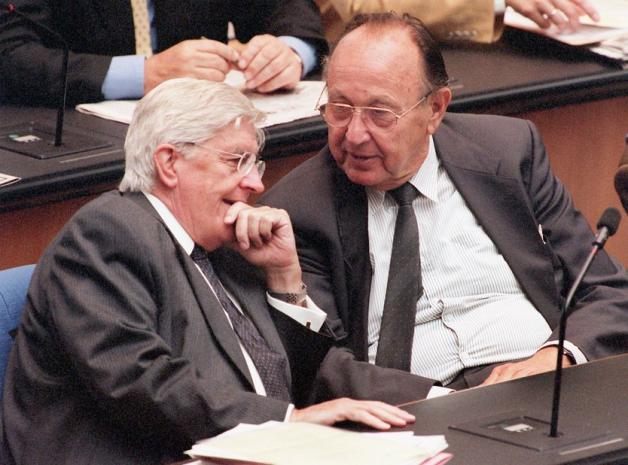 In den FDP-Fraktionsbänken des Bundestages in Bonn sitzen die "Alt-Liberalen" Burkhard Hirsch (links) und Hans-Dietrich Genscher während der Haushaltsdebatte im September 1998. Foto: dpa