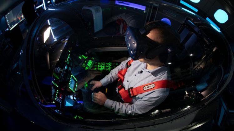 Karsten Grosser steuert im Virtual-Reality-Simulator eine F/A-18C "Hornet".