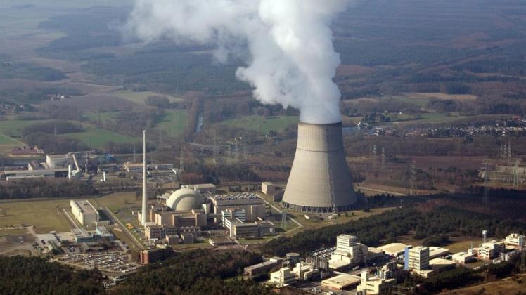 Das Kernkraftwerk in Lingen. Betreiber RWE hat Notfallpläne für Ausnahmesituation. Die Corona-Pandemie entwickelt sich immer mehr dazu. Damit das Virus zu keinen größeren Personalausfällen führt, wurde beispielsweise das Besucherzentrum geschlossen. Foto: dpa/Gentsch