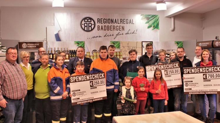 Über Spenden des Regionalregals Badbergen freuten sich der Förderverein der Grundschule, die Jugendfeuerwehr und die Landjugend.  