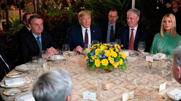 Die brasilianische Delegation mit Donald Trump in Florida. Foto: afp/Jim Watson