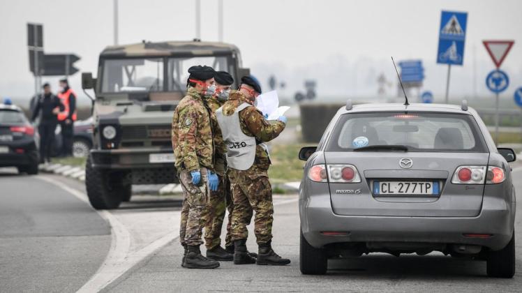 Soldaten auf den Straßen Italiens: Ein solches Szenarien ist in Deutschland vorerst nicht zu erwarten.  Foto: Claudio Furlan/dpa
