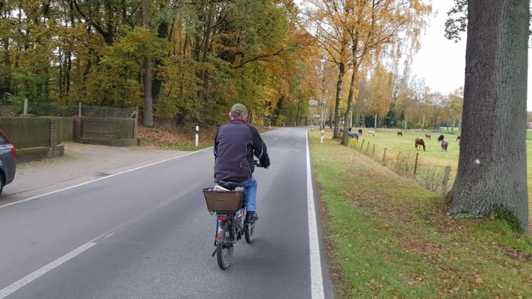 Handlungsbedarf sieht der Gutachter für einen Radweg an der Warwer Straße. Foto:Andreas Hapkeraße. Foto:Andreas Hapke Handlungsbedarf sieht der Gutachter für einen Radweg an der Warwer Straße. Foto:Andreas Hapkeraße. Foto:Andreas Hapke