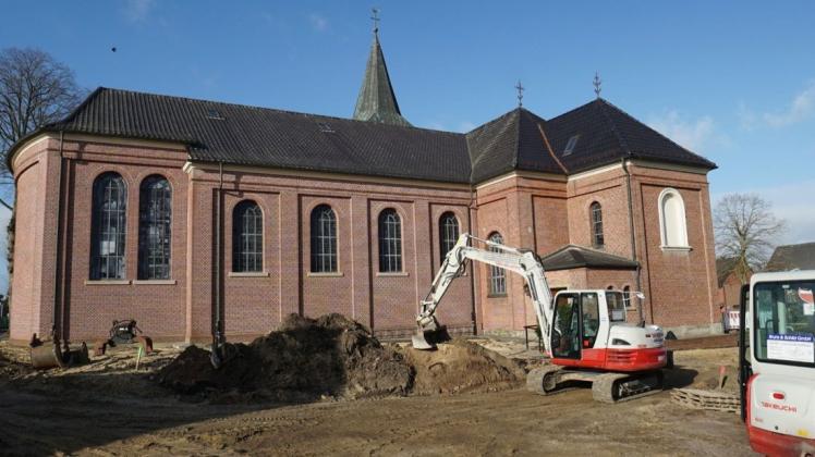 An der Loruper Kirche wird gearbeitet. Für die Neugestaltung des Umfeldes stehen im Haushalt knapp 500.000 Euro bereit. Foto: Mirco Moormann