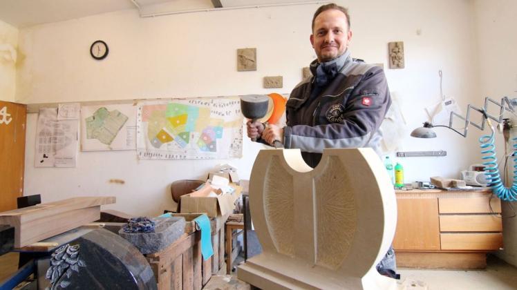 ) Mit 41 Jahren hat sich der gelernte Industriekaufmann Ingo Hammer zusätzlich zum Steinmetz ausbilden lassen. Seine Ausbildung hat er im Schnelldurchverlauf innerhalb von anderthalb Jahren geschafft. Foto: Bettina Dogs-Prößler