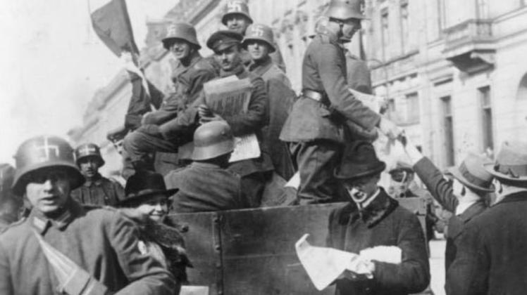 Angehörige der putschenden Marine-Brigade Ehrhardt verteilen am 13. März 1920 in Berlin Flugblätter. Deutlich sichtbar sind die Hakenkreuze auf den Helmen. Angehörige der putschenden Marine-Brigade Ehrhardt verteilen am 13. März 1920 in Berlin Flugblätter. Deutlich sichtbar sind die Hakenkreuze auf den Helmen.