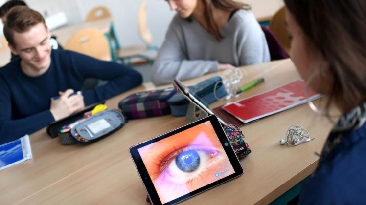 Schüler eines Berliner Gymnasiums arbeiten mit einem iPad. Foto: dpa/Britta Pedersen