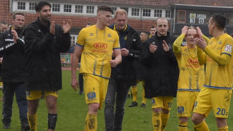 Das vorerst letzte Spiel: Der SV Atlas um Leistungsfußball-Leiter Bastian Fuhrken (Vierter von rechts) nach dem 3:0 über Kickers Emden. Foto: Rolf Tobis