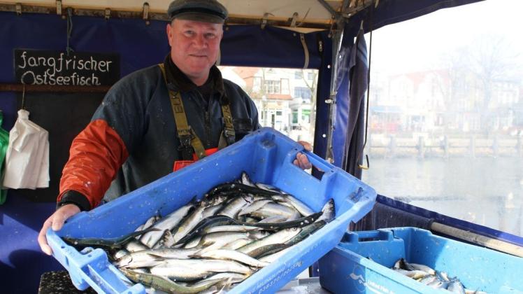 Fischer Olaf Pinnow bietet beim Heringsfest normalerweise frische Waren aus dem Meer an.