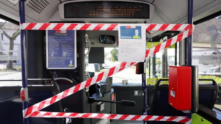 In den Bussen der Delbus sind nun Absperrbänder zwischen den Fahrgästen und dem Busfahrer angebracht worden. Foto: Melanie Hohmann