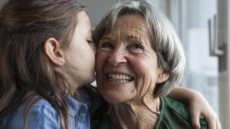 Je enger das Verhältnis, desto schwerer fällt Großeltern die Trennung von den Enkeln.