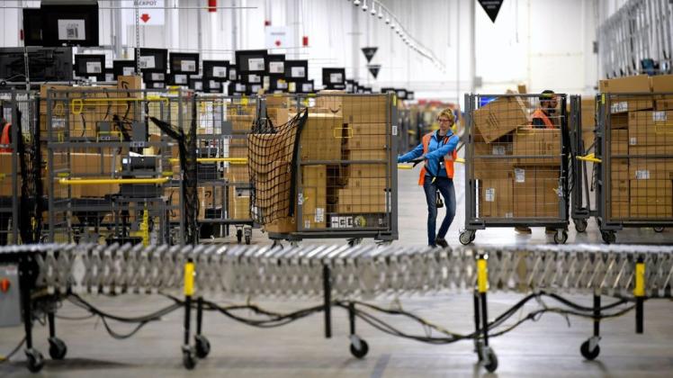 Der weltgrößte Online-Händler Amazon schreibt während der Corona-Krise 100.000 neue Stellen in den USA aus. Foto: dpa/Todd Mcinturf