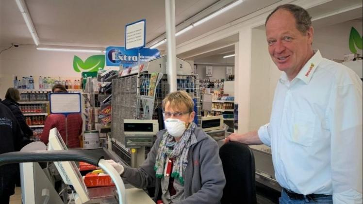 Ulrich Breeck (rechts) sorgt sich um die Gesundheit von Mitarbeitern und Kunden und hat umfassende Hygienemaßnahmen getroffen. Foto: Christina Wiesmann