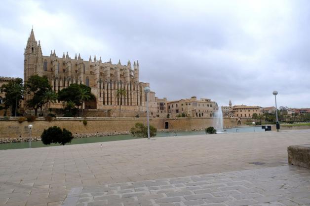 Palma de Mallorca: Menschenleere Gegend um die Kathedrale Santa Maria am ersten Werktag nach dem Alarmzustand wegen des Coronavirus. Foto: dpa/Isaac Buj/Europa Press