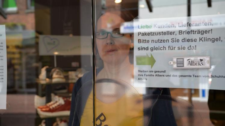Hinter verschlossener Ladentür: Stephanie Albers vom gleichnamigen Lingener Schuhhaus. Foto: Wilfried Roggendorf