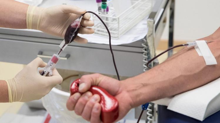 Das Deutsche Rote appelliert an Blutspender, nicht aus Furcht vor einer Ansteckung mit dem neuartigen Coronavirus auf das Spenden zu verzichten.") Foto: Christian Charisius/dpa
