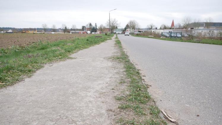 Viele Einwohner beklagen den Zustand des Gehwegs an der Straße nach Wilsen. Mit der Landesförderung kann nun der Neubau beginnen.