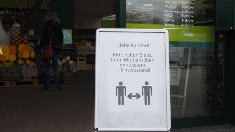 Ein Hinweisschild bei Arkenau in Delmenhorst: Die Baumärkte und Gartencenter haben weiterhin geöffnet. Foto: Niklas Golitschek