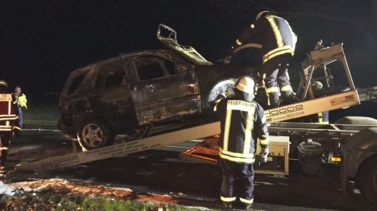 Ungewöhnliche Nachlöscharbeiten hatte die Feuerwehr in der Nacht zu Donnerstag an der B213 in Ganderkesee zu bewältigen. Ein Auto fing beim Abschleppen erneut Feuer. Foto: Nonstopnews