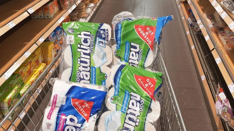 Der Kauf von Toilettenpapier ist in einem Bremer Supermarkt am Dienstag eskaliert. Symbolfoto: imago images / Eibner