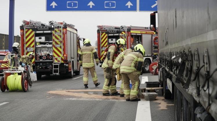 Die Feuerwehr musste zu dem Unfall auf der A1 ausrücken. Foto: NWM-TV