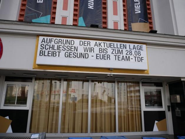 Das Theater des Friedens informiert die Besucher auf kreative Art über die Schließung wegen des Coronavirus. Das Theater des Friedens informiert die Besucher auf kreative Art über die Schließung wegen des Coronavirus.