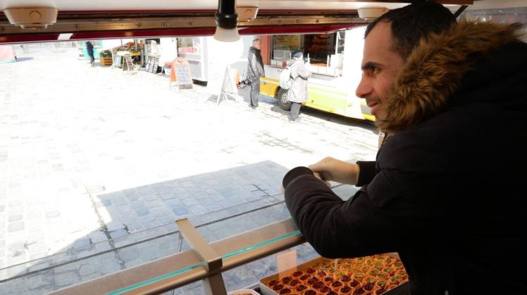 Kaum ein Kunde kommt in diesen Tagen zum Wochenmarkt am Neuen Markt. Süßwarenhändler Alaa Almasto wartet vergeblich auf Käufer.