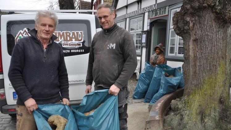 Lehmbauer Uwe Krempien (l.) und Sascha Wawerek haben die Schlafstube im Heimatmuseum entkernt. Jetzt transportieren sie die Dämmwolle ab.