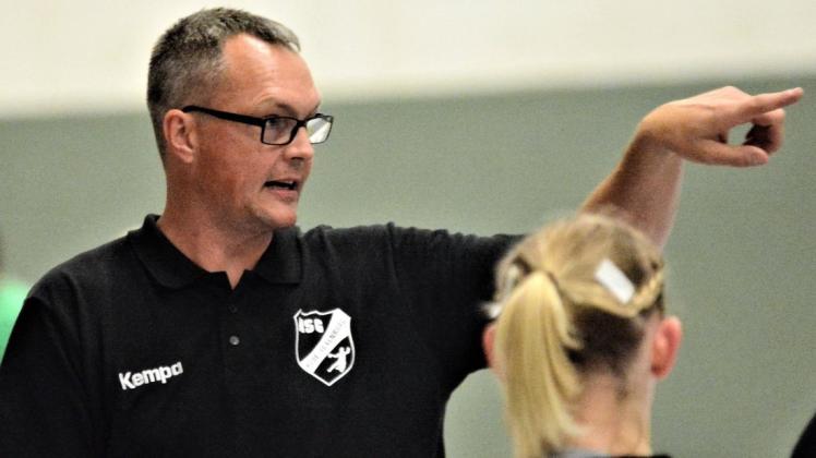 Wird die HSG Hude/Falkenburg in der Saison 2020/21 mit neuen Mitstreitern betreuen: Lars Osterloh, Trainer der Oberliga-Handballerinnen. Foto: Richard Schmid Wird die HSG Hude/Falkenburg in der Saison 2020/21 mit neuen Mitstreitern betreuen: Lars Osterloh, Trainer der Oberliga-Handballerinnen. Foto: Richard Schmid