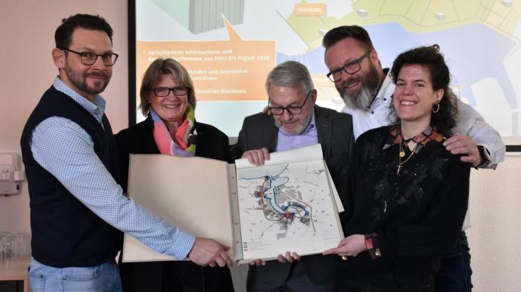 Damit die bereits in den 70ern geplante Brücke zur Buga 2025 realisiert werden kann, ziehen die Sonderbeauftragten Matthias Horn und Renate Behrmann, Gartenschauchef Jochen Sander, Oberbürgermeister Claus Ruhe Madsen (parteilos) und Teresa Trabert (v. l.) an einem Strang. Damit die bereits in den 70ern geplante Brücke zur Buga 2025 realisiert werden kann, ziehen die Sonderbeauftragten Matthias Horn und Renate Behrmann, Gartenschauchef Jochen Sander, Oberbürgermeister Claus Ruhe Madsen (parteilos) und Teresa Trabert (v. l.) an einem Strang.