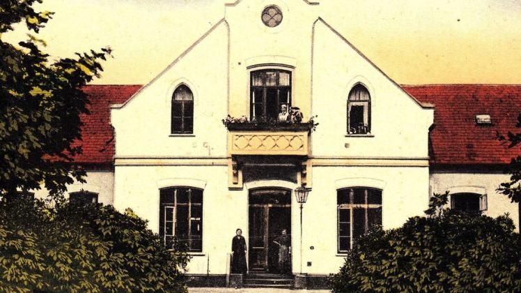 Die undatierte Postkarte zeigt das bis 1928 bestehende Peter-Elisabeth-Krankenhaus auf der Burginsel in Delmenhorst. Dort starben 1892 zwei Patienten an der Cholera. Foto: dk-Archiv