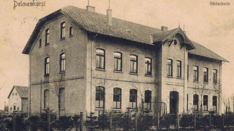 Ein markantes Gebäude in einem noch jungen Stadtteil: Die Overbergschule in Düsternort auf einer Postkarte aus dem frühen 20. Jahrhundert. Foto: Jens Tönjes