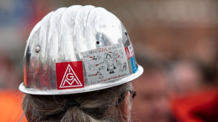 Das Logo der IG Metall auf dem Helm eines Stahlarbeiters. Foto: Bernd Thissen/dpa