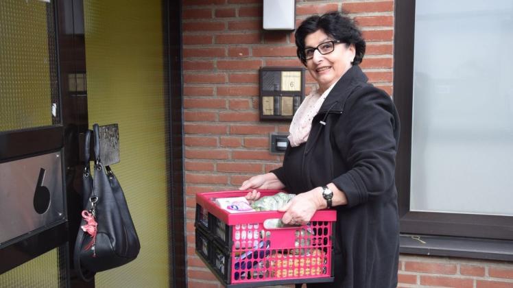Eine der ersten Lieferungen brachte am Donnerstag Hiltrud Strasburger von der Alzheimer Gesellschaft an eine Haustür in der Mühlenstraße. 