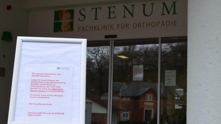 Die Türen der Fachklinik für Orthopädie in Stenum sind für Besucher schon lange geschlossen. Bald könnten dort auch Coronavirus-Patienten behandelt werden. Foto: Thomas Deeken