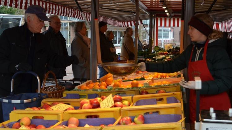 Der Wochenmarkt in Ganderkesee war am Freitag sehr gut frequentiert - besser als an anderen Tagen, wie einige Marktbeschicker meinten. Foto: Thomas Deeken