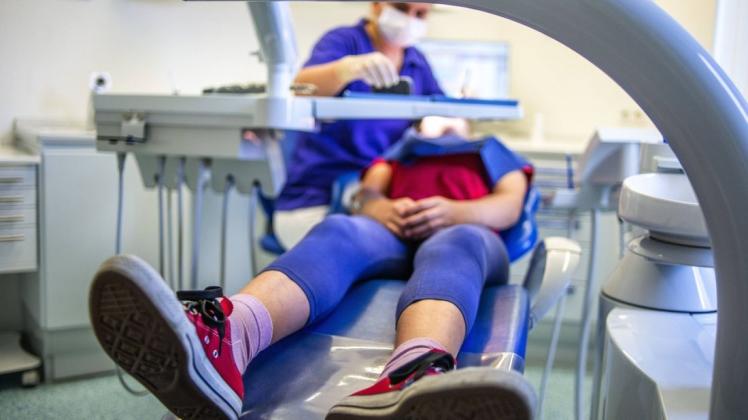 Die Behandlung beim Zahnarzt ist in Tagen der Coronakrise so eine Sache. Einige Zahnärzte machen ihre Praxen auf eigene Verantwortung für Routinebehandlungen zu. Sicherheitshalber. Foto: imago
