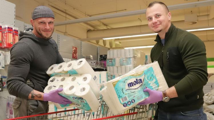 Ab Dienstag auch Toilettenpapier im Verkauf: Robert und Dawid Koscielak (v. li.) vom Postenhandel-Nord bereits sich auf den Online-Verkauf des Marktes im Jutecenter vor. Foto: Melanie Hohmann